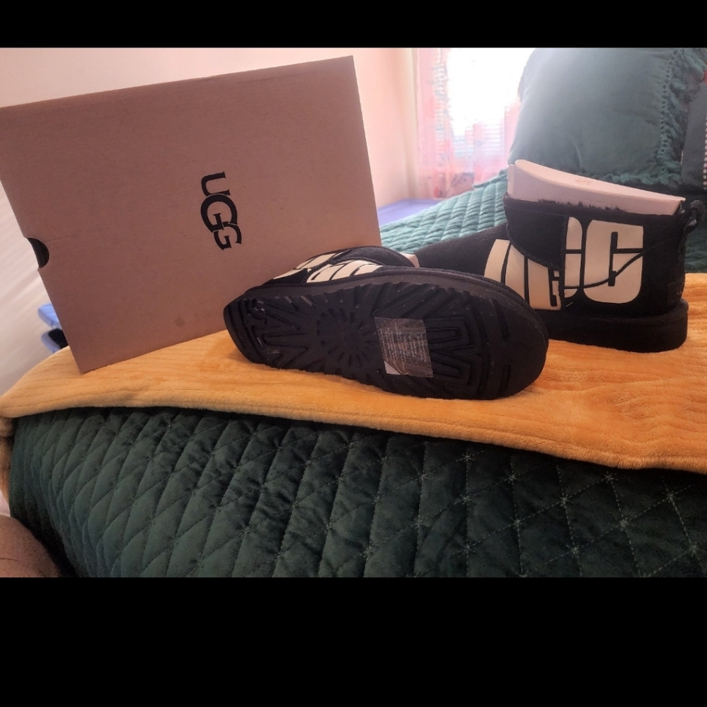 Almost brand new pair of ugg only worn once